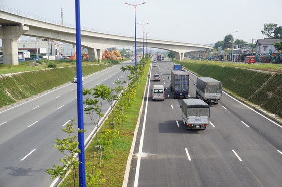 Thông xe nút giao giải cứu kẹt xe khu Đông TPHCM ảnh 2