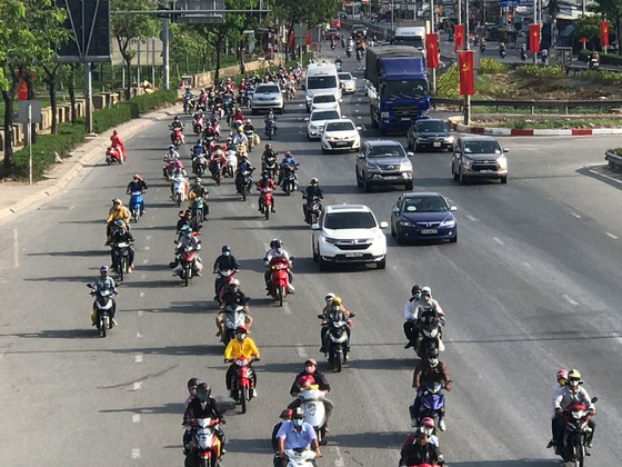 Người dân hối hả trở lại thành phố sau đợt nghỉ lễ ảnh 1