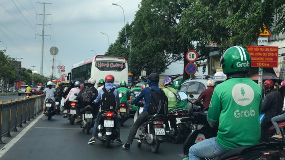 Người dân hối hả trở lại thành phố sau đợt nghỉ lễ ảnh 2