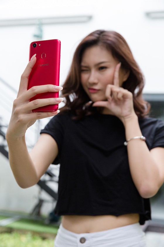 OPPO F5, càng selfie càng có hình đẹp ảnh 1