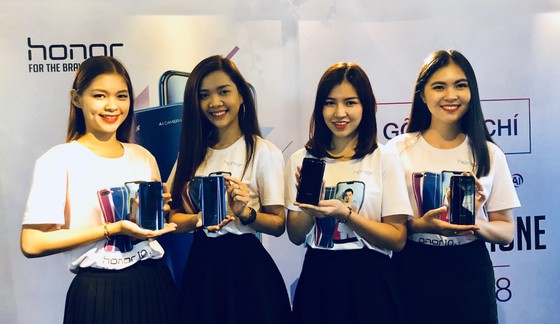 Honor 10... và bóng dáng của Huawei ảnh 1