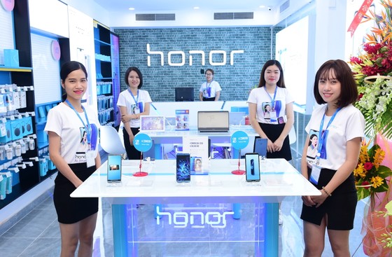 Honor ra mắt cửa hàng trưng bày tại TPHCM ảnh 1