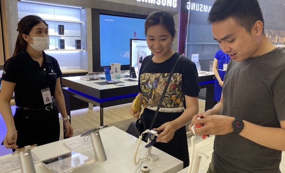 Hơn 500 chiếc Apple Watch Series 6 và SE chính hãng được bán trong 30 phút tại FPT Shop ảnh 1
