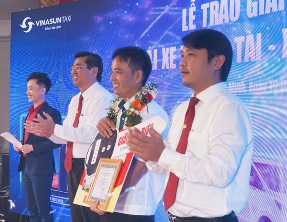 Vinasun Taxi trao thưởng xe Toyota Innova 2.0G AT 2019 cho lái xe ảnh 1