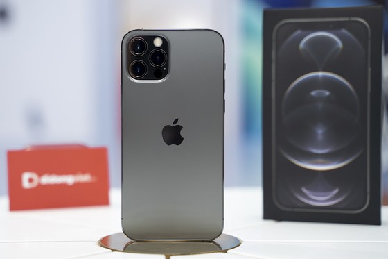 Vì sao iPhone 12 chính hãng rẻ hơn hàng xách tay? ảnh 1