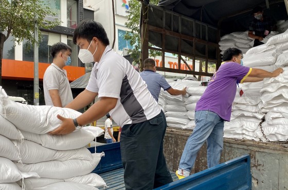 Sau hỗ trợ công nghệ, FPT tiếp tục trao 'túi gạo nghĩa tình' ảnh 1