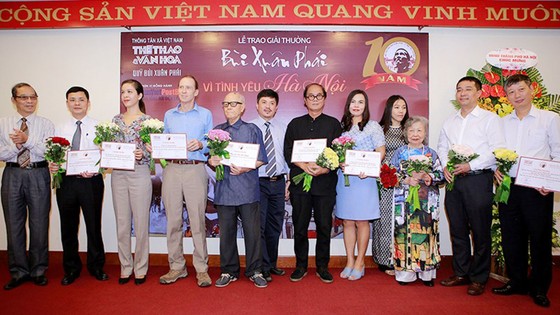 Giải thưởng Bùi Xuân Phái - Vì tình yêu Hà Nội: Nhà văn hóa Hữu Ngọc được trao Giải thưởng Lớn ảnh 1