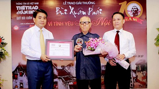 Giải thưởng Bùi Xuân Phái - Vì tình yêu Hà Nội: Nhà văn hóa Hữu Ngọc được trao Giải thưởng Lớn ảnh 2