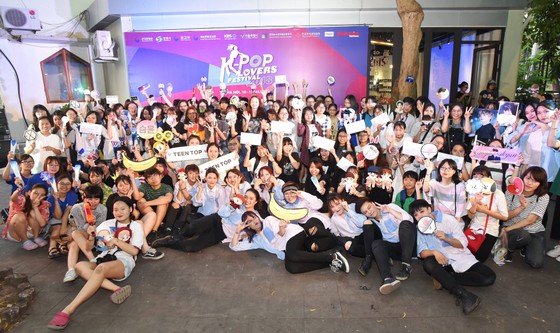 Hàng trăm bạn trẻ cuồng nhiệt trong lễ hội dành cho fan K-pop ảnh 1