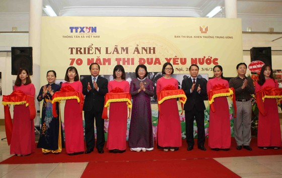 Triển lãm 100 bức ảnh "70 năm thi đua yêu nước" ảnh 1