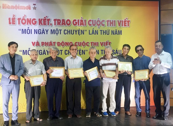 Trao giải cuộc thi viết "Mỗi ngày một chuyện" trên báo Hà Nội Mới ảnh 1