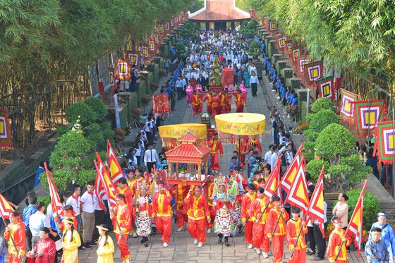 Dâng hương tưởng niệm các vua Hùng ảnh 6