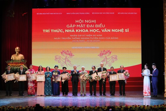 Xây dựng và phát triển đội ngũ trí thức, nhà khoa học, văn nghệ sĩ là nhiệm vụ chiến lược ảnh 2