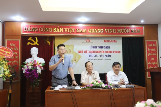 Nhà viết kịch Nguyễn Trung Phong - Huyền thoại Ví, Giặm ảnh 1
