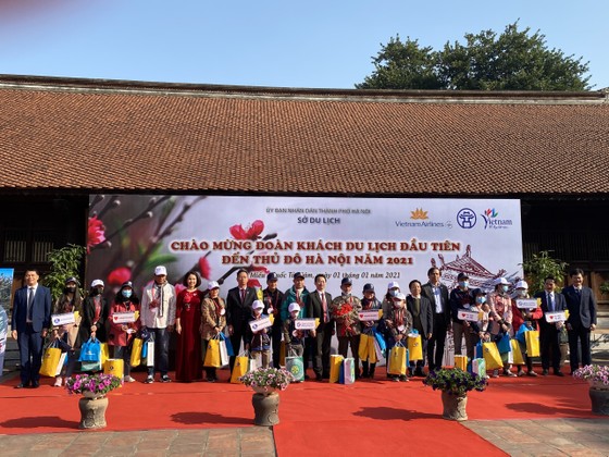 Hà Nội đón đoàn khách du lịch đầu tiên năm 2021 đến từ TPHCM ảnh 1