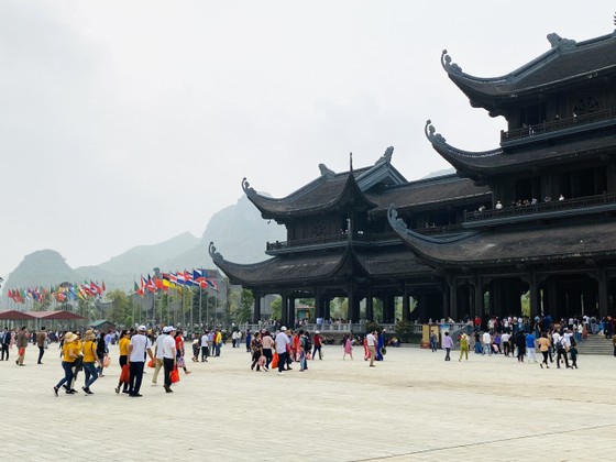 'Biển người' chen chân ở Tam Chúc- Hà Nam ảnh 6