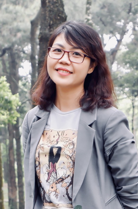 Nhà văn Đỗ Bích Thúy và họa sĩ Lê Thiết Cương làm sách ủng hộ trẻ em miền núi ảnh 1