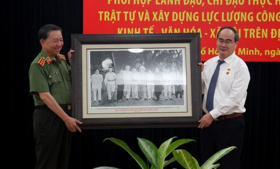 Phối hợp đảm bảo an ninh trật tự gắn với phát triển kinh tế, xã hội trên địa bàn TPHCM ảnh 3