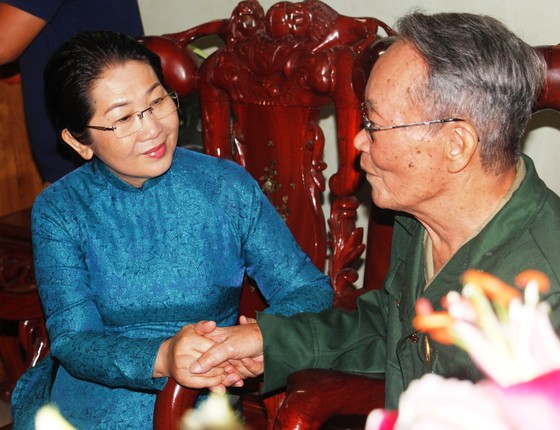 Lãnh đạo TPHCM thăm, chúc thọ người cao tuổi ảnh 2