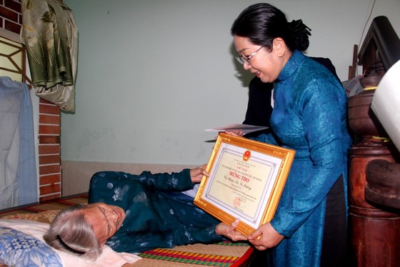 Lãnh đạo TPHCM thăm, chúc thọ người cao tuổi ảnh 4