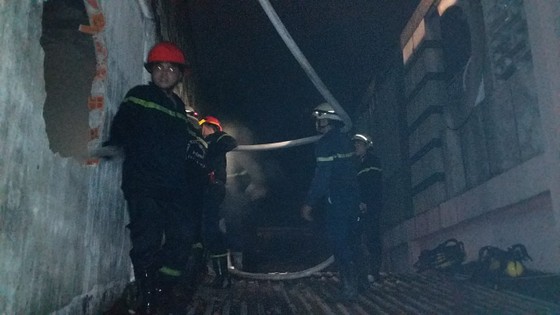 Nhà 5 tầng ở phố lồng đèn quận 5 bị cháy rụi trong đêm ảnh 3