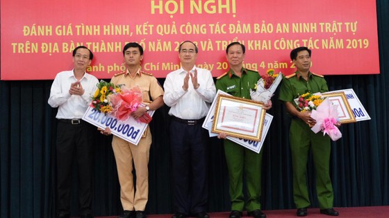 Lãnh đạo TPHCM khen thưởng các đơn vị tham gia phá đại án ma túy ảnh 1
