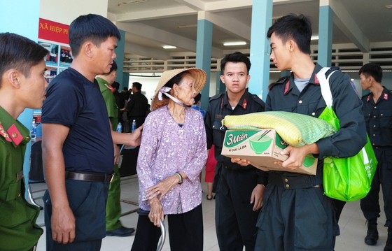 Cảnh sát cơ động giúp người dân ngoại thành TPHCM bê tông hóa hẻm ảnh 3