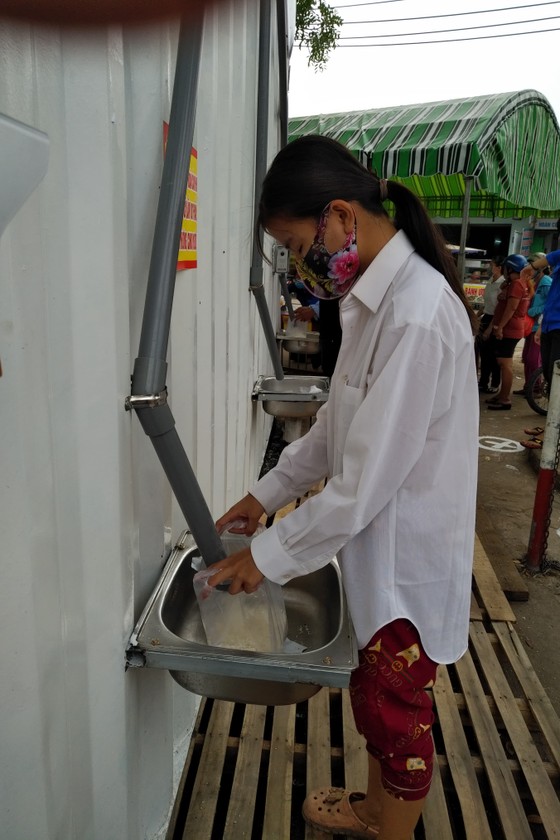 Ngày đầu tiên “ATM gạo” ở Bình Chánh hoạt động: Hơn 1.500 người khó khăn được nhận gạo ảnh 1
