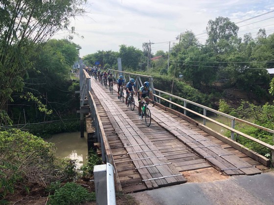 Bánh xe “sụp” rãnh cầu, vài tay đua rời đường chạy ảnh 1