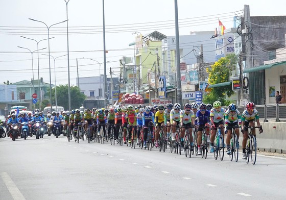 Thu Mai tiếp tục giữ áo vàng ảnh 1