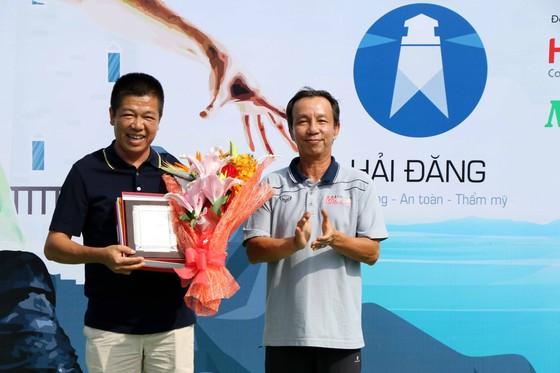 Mẹ ngôi sao quần vợt Lý Hoàng Nam tung hoành trên sân quần vợt phong trào ảnh 3