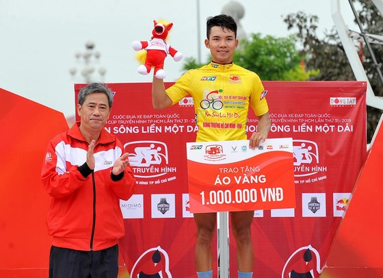 Huỳnh Thanh Tùng tặng quà cưới cho vợ bằng chiến thắng ở Cúp xe đạp Truyền hình TPHCM ảnh 1