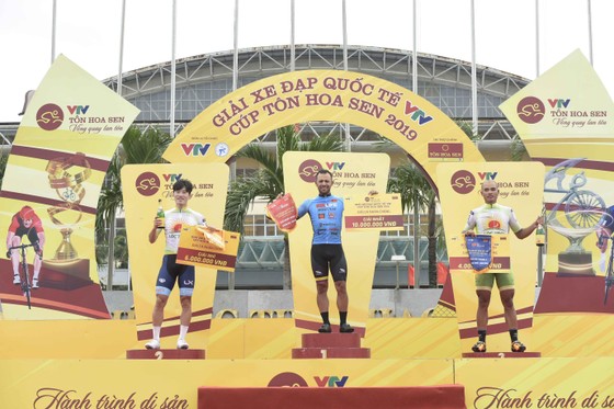 Giải xe đạp quốc tế VTV Cúp: Ép xe phạm luật, tay đua Hàn Quốc mất áo vàng lẫn áo xanh ảnh 2