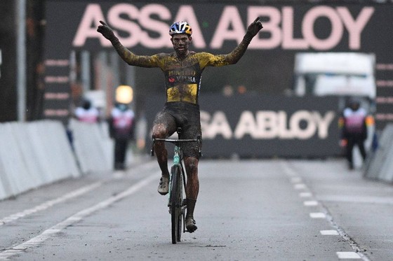 Đường đua xe đạp việt dã UCI World Cup như một bãi lầy ảnh 3