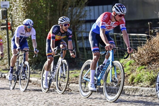 Hi hữu! Tay đua Mathieu van der Poel vuột chiến thắng vì gãy ghi đông ảnh 2