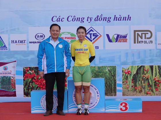 Các cô gái Tập đoàn Lộc Trời thắng lớn ngày khai mạc giải xe đạp nữ Biwase 2021 ảnh 2