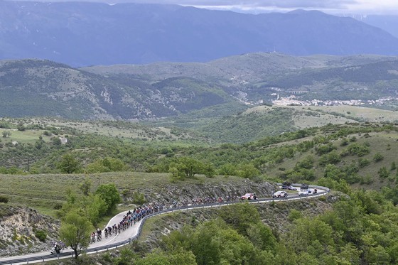 Cựu áo vàng Tour de France Egan Bernal lần đầu thắng chặng ở Grand Tour ảnh 1