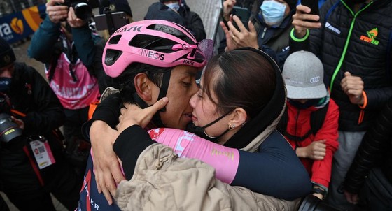 Egan Bernal dính Covid-19 trong ngày Richie Porte xé áo vàng Critérium du Dauphiné ảnh 3