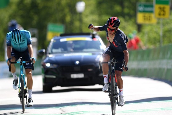 Richard Carapaz xé áo vàng Tour de Suisse ảnh 2