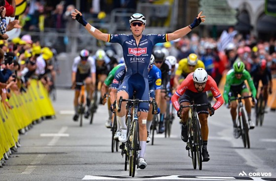 Nhiều “Ứng viên” bị tai nạn ở chặng 3 giải xe đạp Tour de France ảnh 3