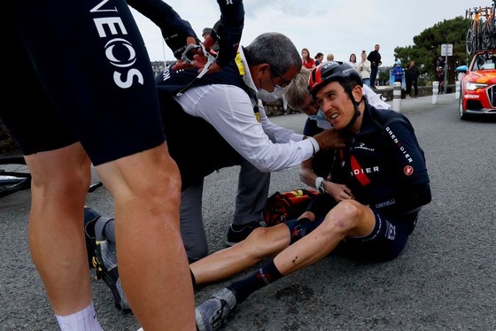 Nhiều “Ứng viên” bị tai nạn ở chặng 3 giải xe đạp Tour de France ảnh 2