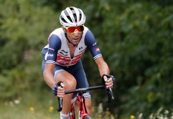 Cựu vương Vincenzo Nibali ‘đầu hàng’ trước sức mạnh của Tadej Pogacar ảnh 1