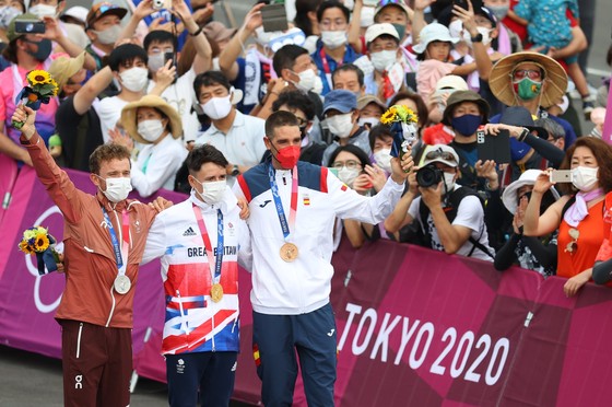 Tom Pidcock giành HCV xe đạp địa hình Olympic dù mới gãy xương vai ảnh 3