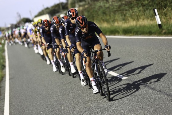 Wout van Aert thắng chặng đòi lại áo xanh dương ảnh 2