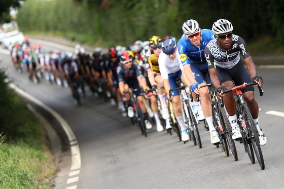 Wout Van Aert gặp nạn mất áo xanh dương về lại Ethan Hayter ảnh 2