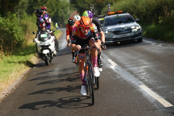 Wout Van Aert gặp nạn mất áo xanh dương về lại Ethan Hayter ảnh 1