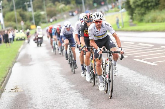Wout Van Aert lần thứ ba thắng chặng nhưng vẫn chưa đòi lại được áo xanh dương ảnh 3