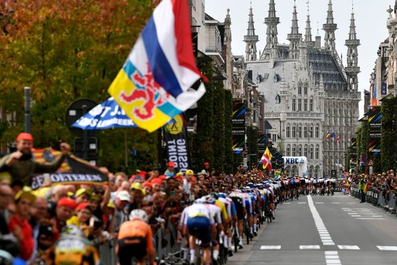 Julian Alaphilippe bảo vệ danh hiệu thế giới với chiến thắng tuyệt đẹp ở Flanders ảnh 1