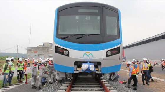 Toa tàu metro số 1 đầu tiên đã đặt lên đường ray ảnh 14