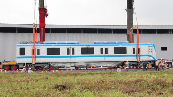 Toa tàu metro số 1 đầu tiên đã đặt lên đường ray ảnh 2